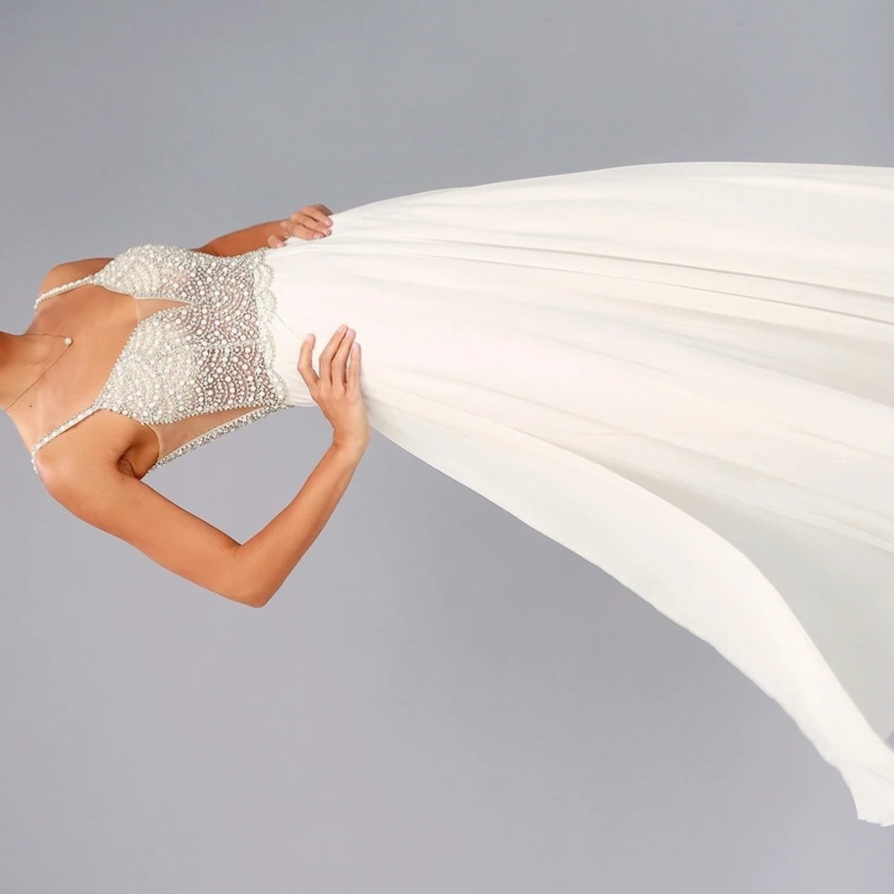 Lulus wedding dress! Size 4. Still in the box with tags! Last minute switch